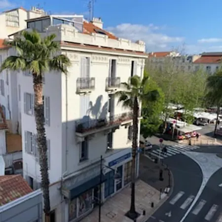 Spacious And Stylish One-bedroom On Place De Gaulle דירה