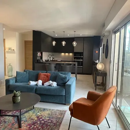 Design And Spacious One Bedroom On Place De Gaulle *
