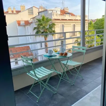 Design And Spacious One Bedroom On Place De Gaulle *