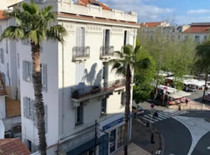 Spacious And Stylish One-bedroom On Place De Gaulle Daire