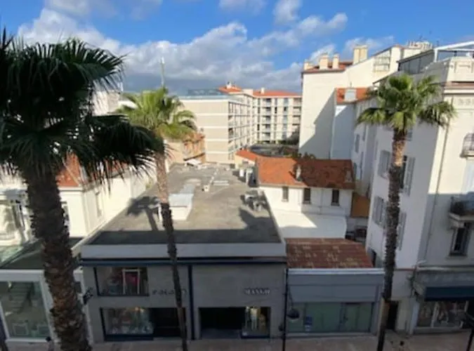 Spacious And Stylish One-bedroom On Place De Gaulle Daire Antibes